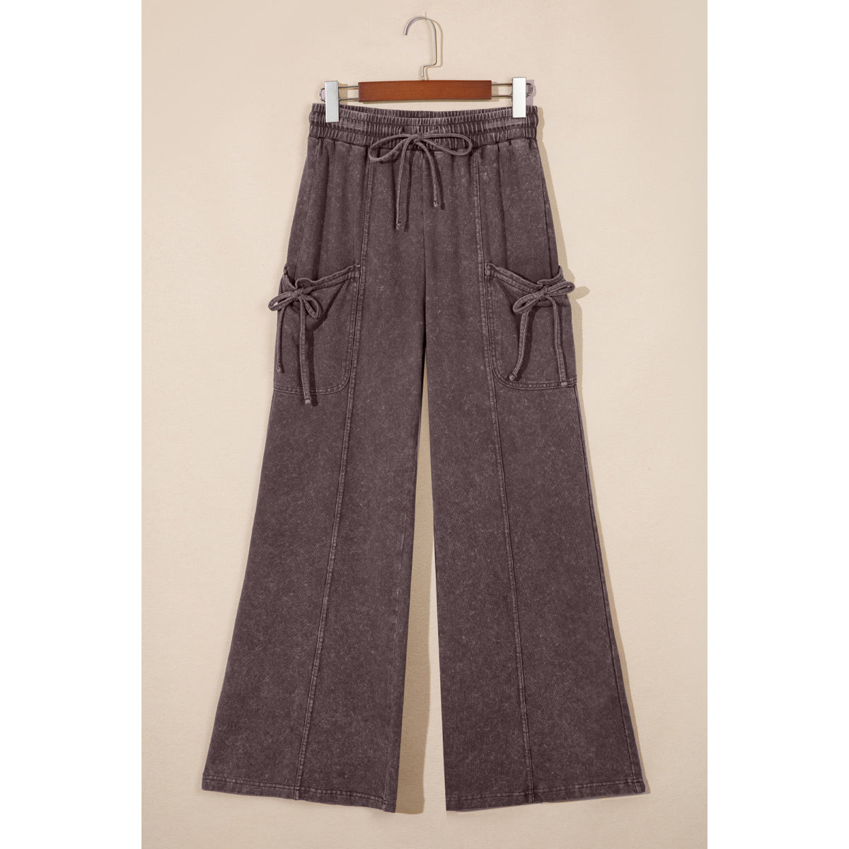 Pantaloni cargo marrone scuro in cotone con lavaggio minerale — vista frontale