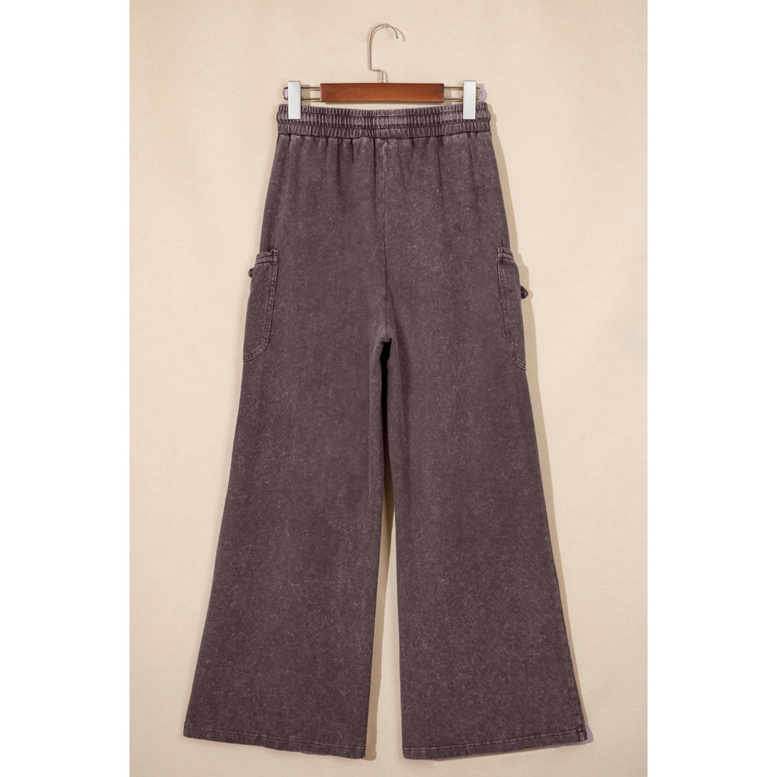 Pantaloni cargo marrone scuro in cotone con lavaggio minerale — vista frontale