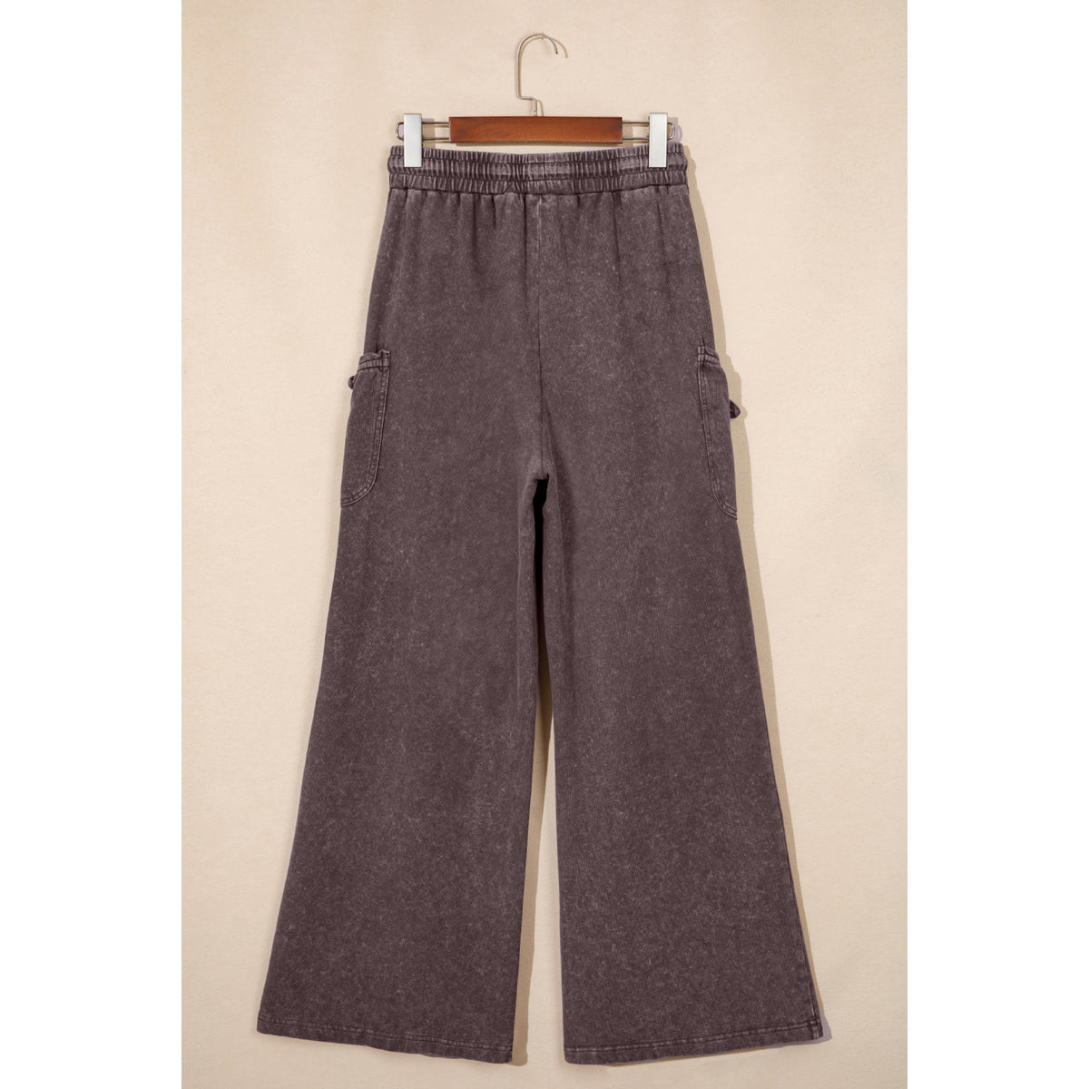 Pantaloni cargo marrone scuro in cotone con lavaggio minerale — vista posteriore