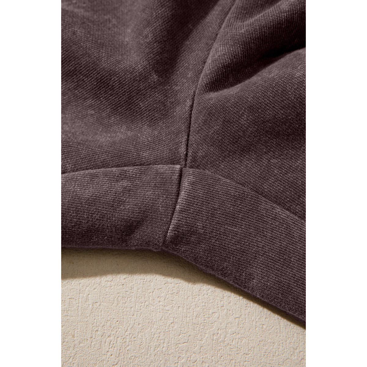Pantaloni cargo marrone scuro in cotone con lavaggio minerale — dettaglio del tessuto lavato