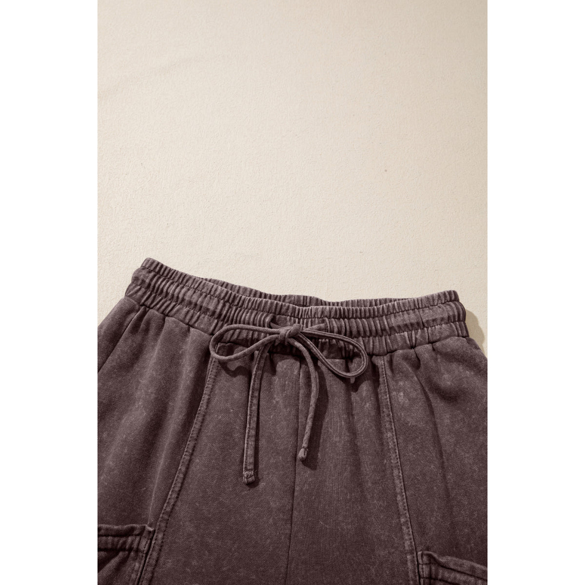 Pantaloni cargo marrone scuro in cotone con lavaggio minerale — dettaglio della cintura