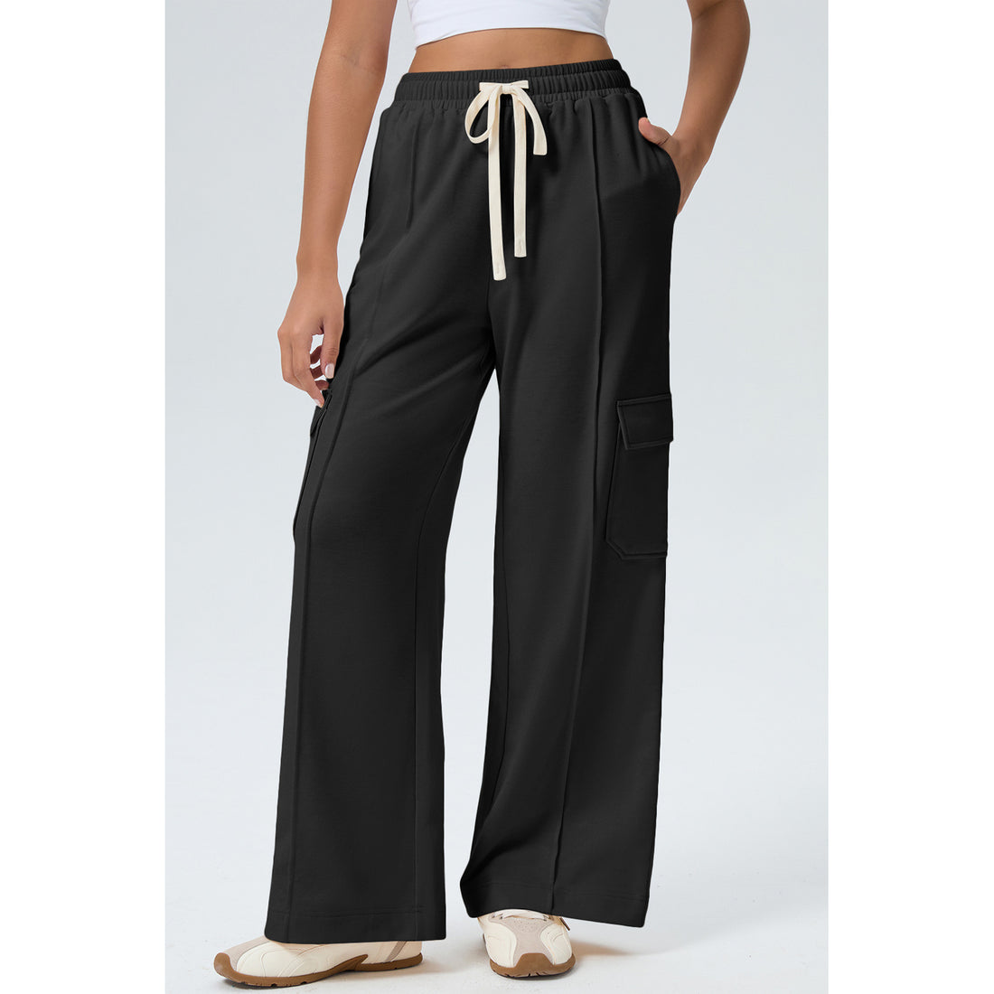 Pantaloni cargo neri con coulisse e cuciture frontali — vestibilità frontale