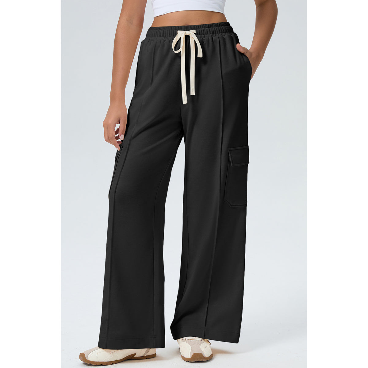 Pantaloni cargo neri con coulisse e cuciture frontali — vestibilità frontale