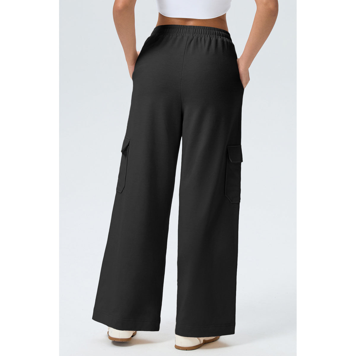 Pantaloni cargo neri con coulisse e cuciture frontali — vestibilità sul retro