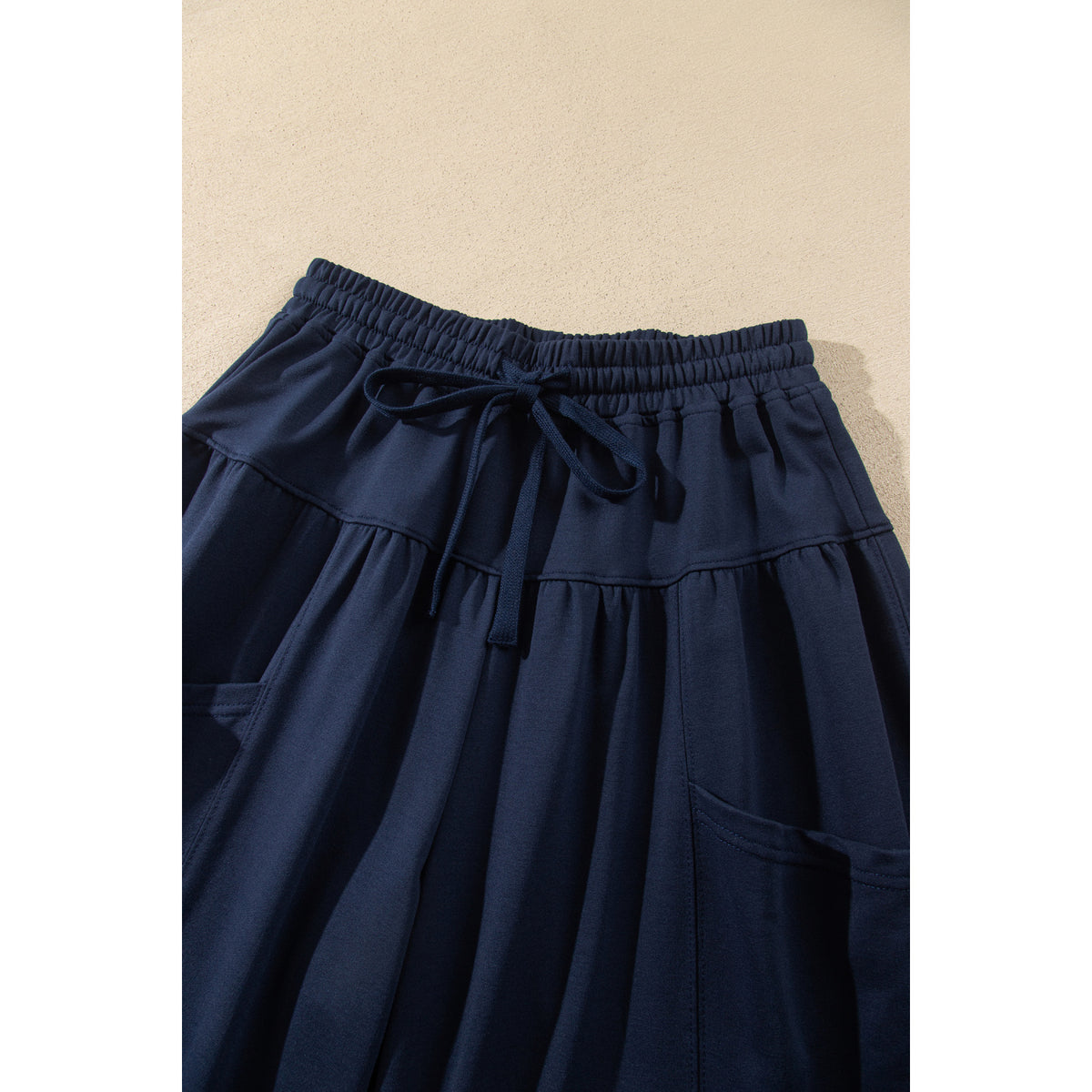 Pantaloni casual lunghi blu slavato con coulisse — dettaglio della vita e della tasca