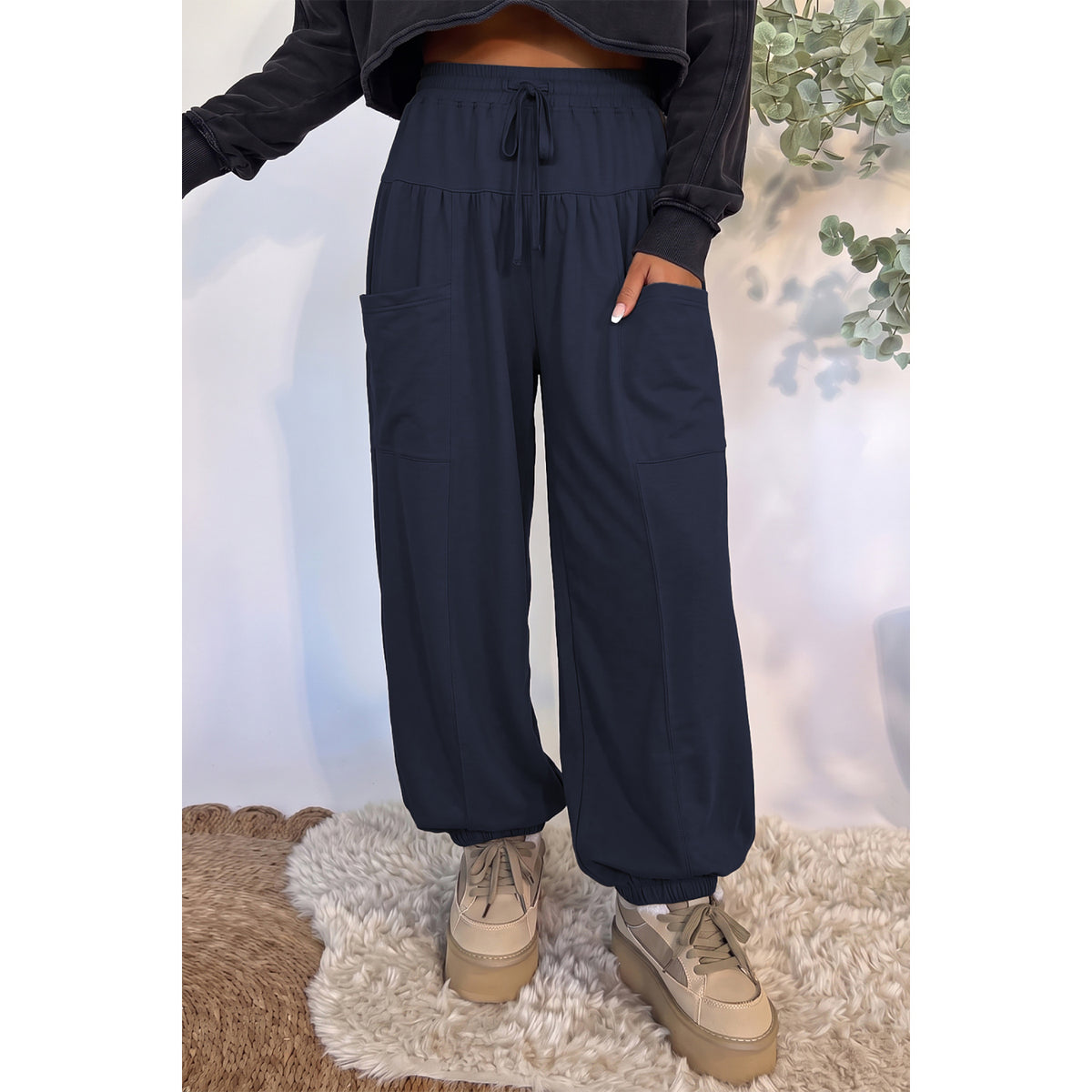 Pantaloni casual lunghi blu slavato con coulisse — vestibilità sul modello