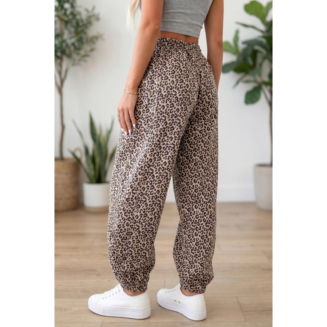 Pantaloni kaki leopardati alla caviglia con coulisse — vista frontale