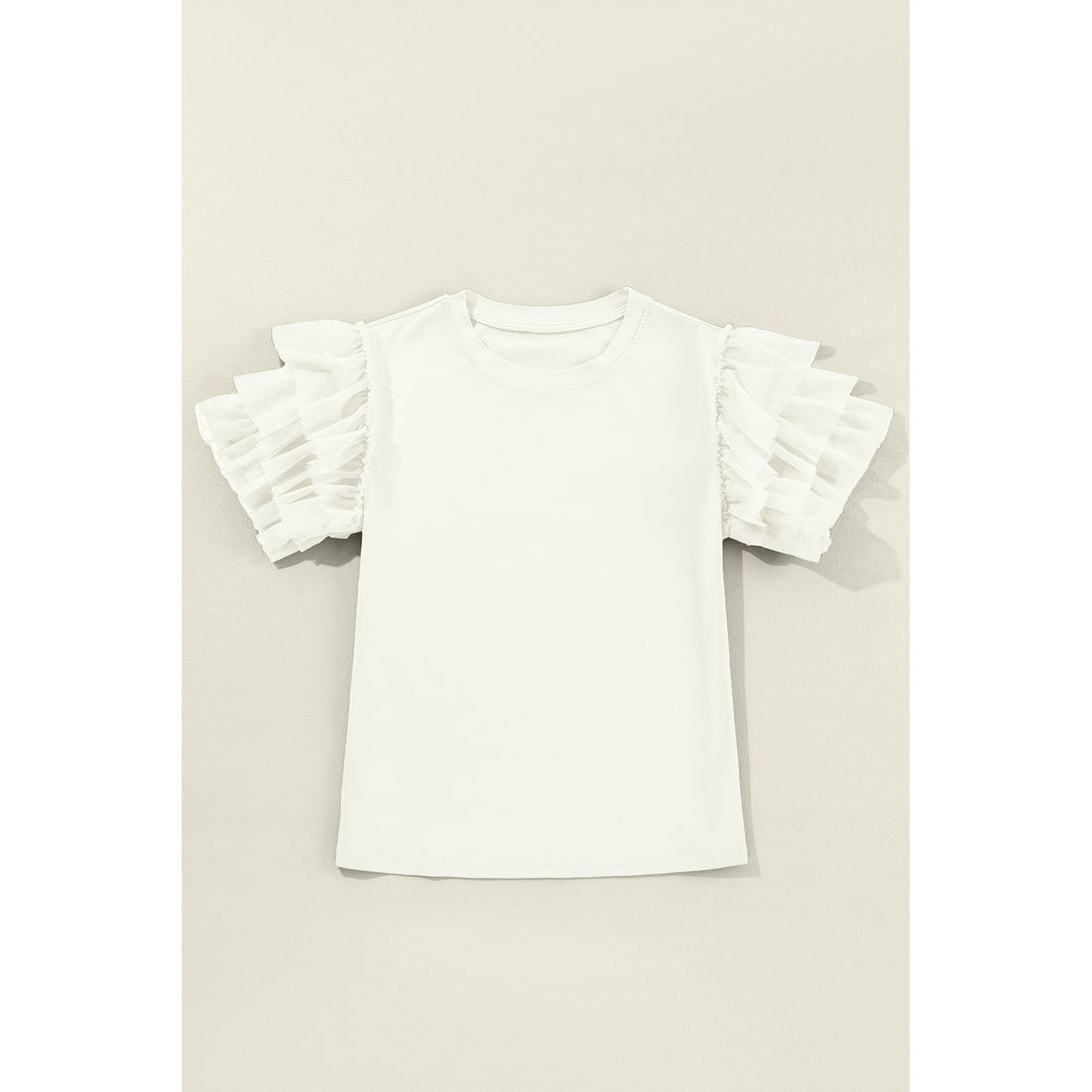 Top bianco misto cotone con volant in tulle sulle maniche — vista frontale del capo disteso