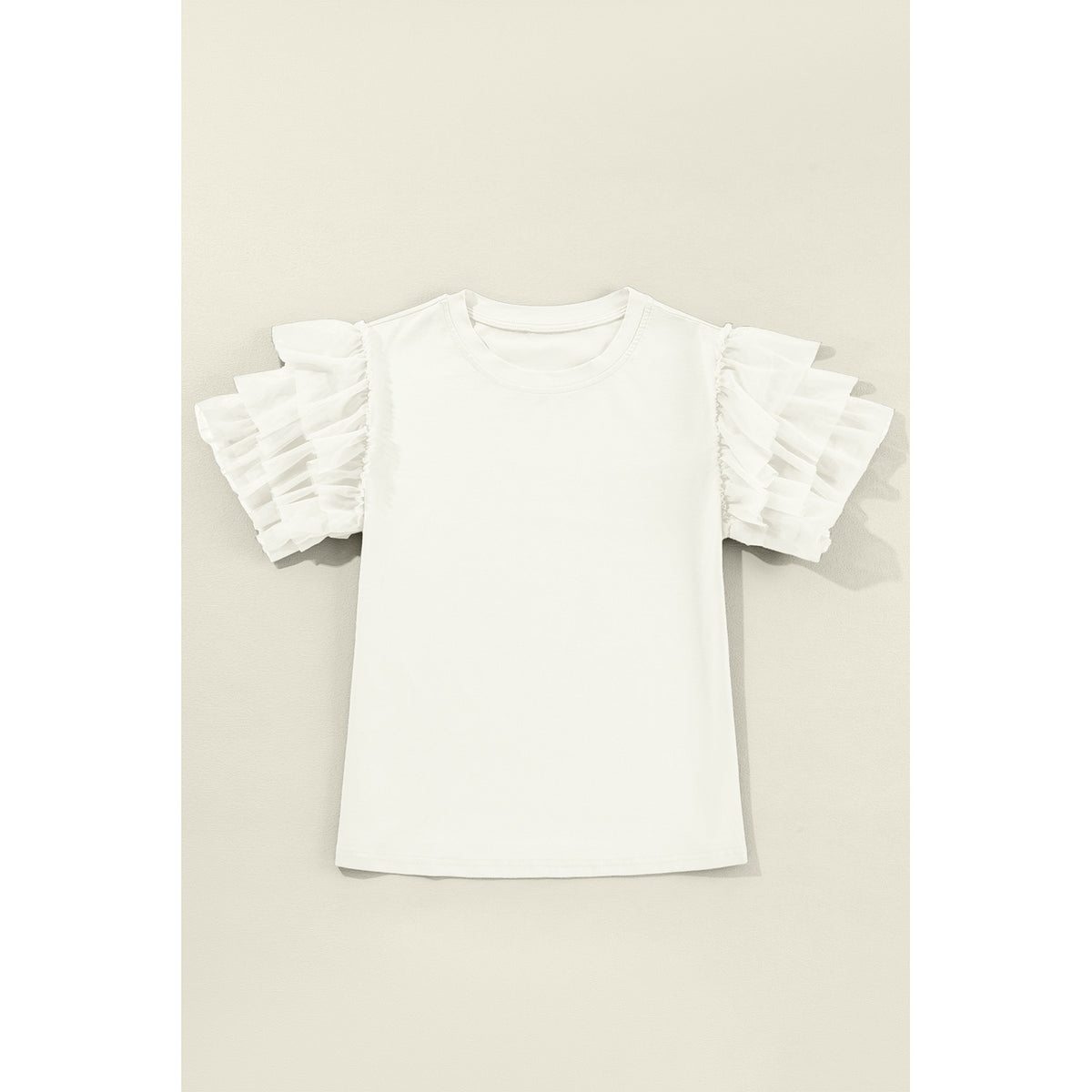 Top bianco misto cotone con volant in tulle sulle maniche — vista frontale del capo disteso