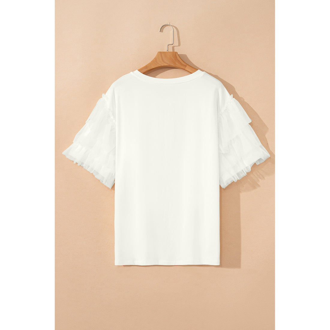 Top bianco misto cotone con volant in tulle sulle maniche — vista frontale del capo disteso