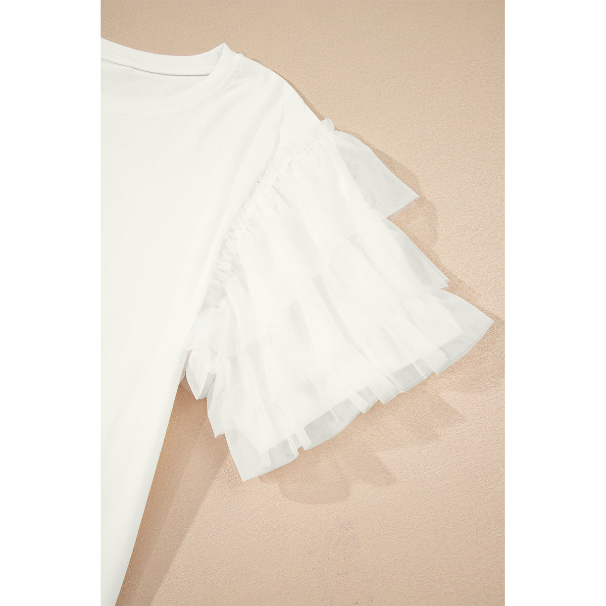Top bianco misto cotone con volant in tulle sulle maniche — dettaglio della manica in tulle